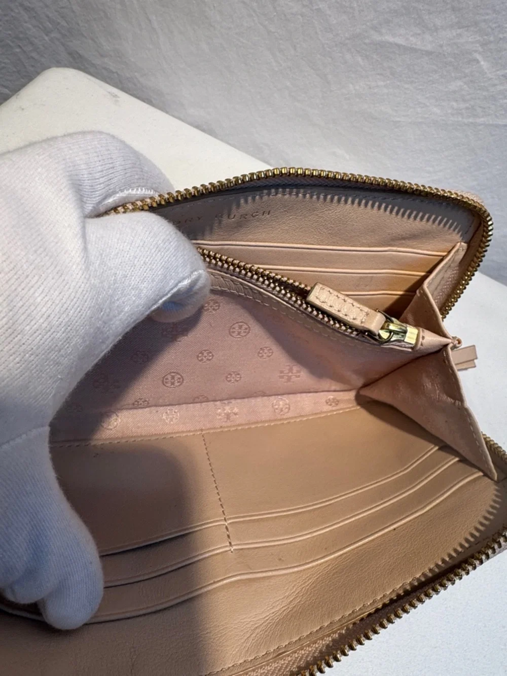 Tory Burch Taupe Pebbled Leather Zip Wallet with Logo - Picture 7 of 12